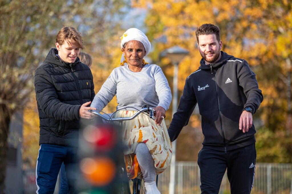 Buurtsport Boxtel helpt inburgeraars met fietslessen. Vooralsnog betreft het een pilot. Overkoepelende organisatie Brede Scholen Boxtel hoopt ze in de toekomst vaker te mogen geven.