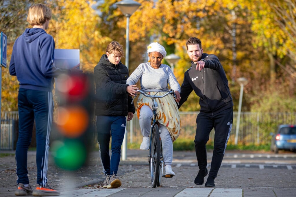 Buurtsport Boxtel helpt inburgeraars met fietslessen. Vooralsnog betreft het een pilot. Overkoepelende organisatie Brede Scholen Boxtel hoopt ze in de toekomst nog vaker te mogen geven. 