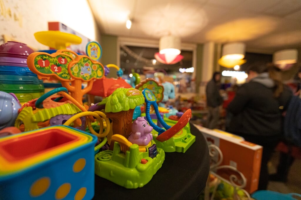 In de Pakjeskamer van Sinterklaas aan de Rechterstraat wordt gratis tweedehands speelgoed uitgedeeld. 