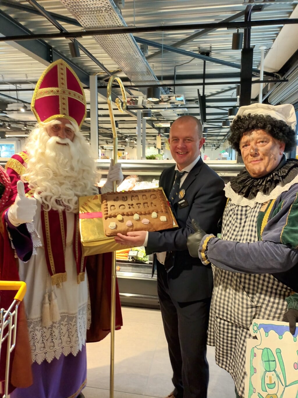 Sinterklaas en enkele van zijn pieten verlieten gistermiddag kasteel Stapelen even voor een bezoekje aan de nieuwe Jumbo in winkelcentrum Oosterhof. 