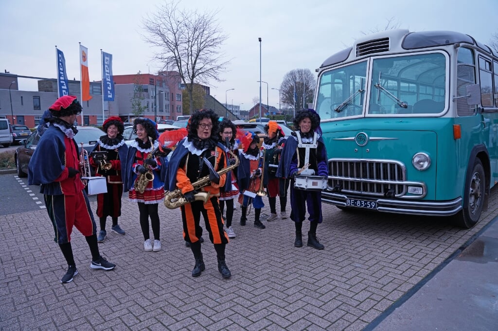 Een bus vol muzikale pieten trok zaterdag langs de Boxtelse winkelcentra om het publiek te vermaken.
