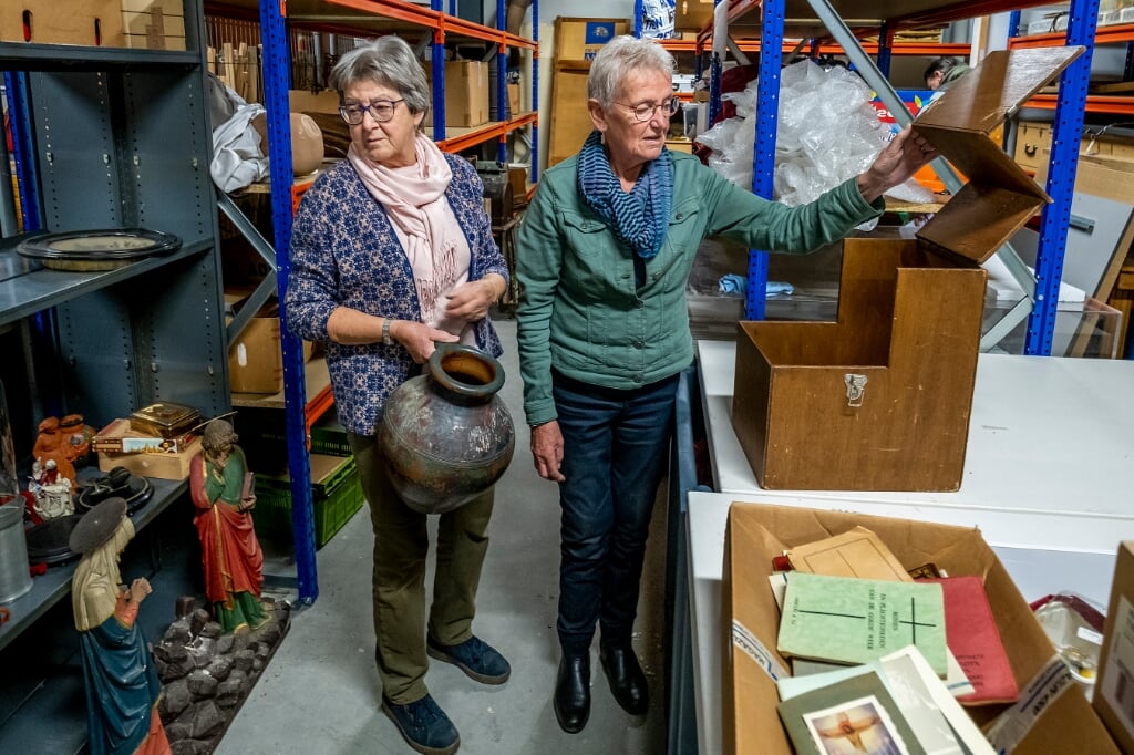 Vrijwilligers inventariseren wekelijkst het museumdepot van MuBo. bij Van der Velden Rioleringsbeheer op bedrijventerrein Ladonk.