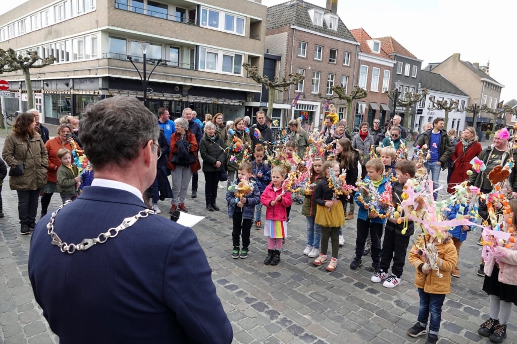Burgemeester Van Meygaarden ontvangt de kinderen op de Markt.