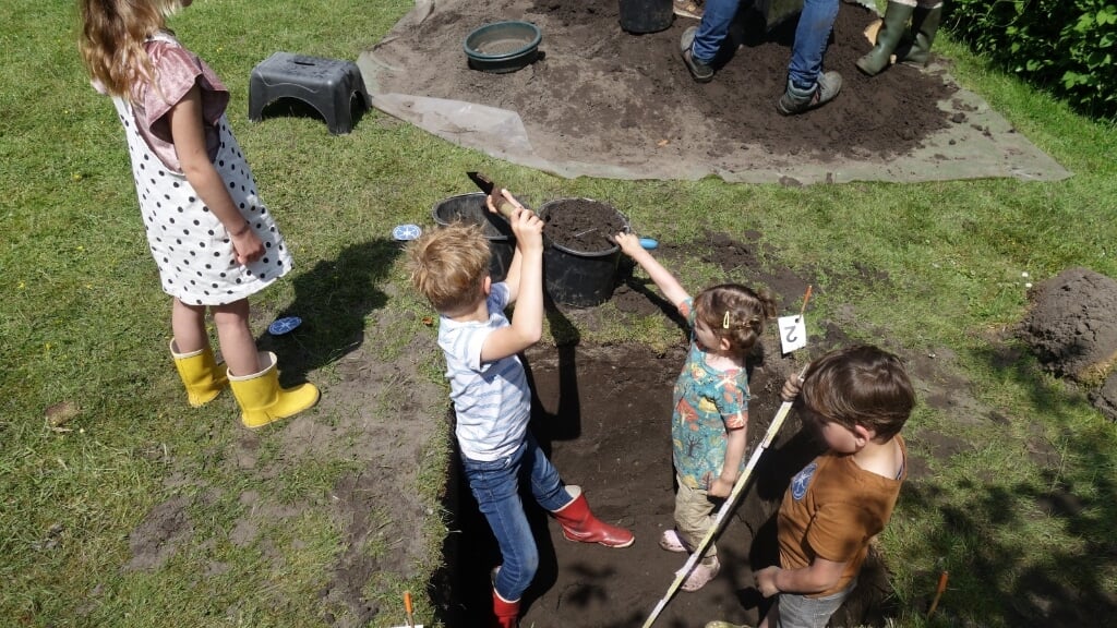 Ook kinderen hielpen driftig mee om de kuilen uit te graven.