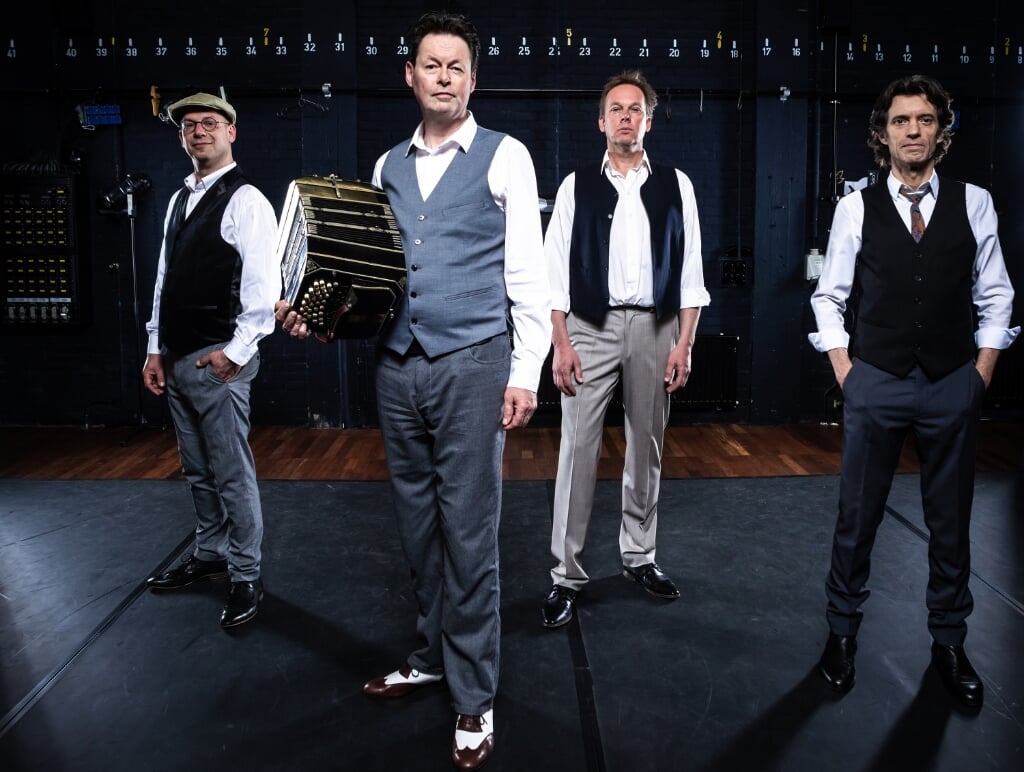Het Carel Kraayenhof Quartet, waarvan de gelijknamige voorman en bandoneonist bekend staat om 'de traan van Máxima', komt komend theaterseizoen naar de Burgakker in Boxtel met de voorstelling ‘100 jaar Piazzolla’.