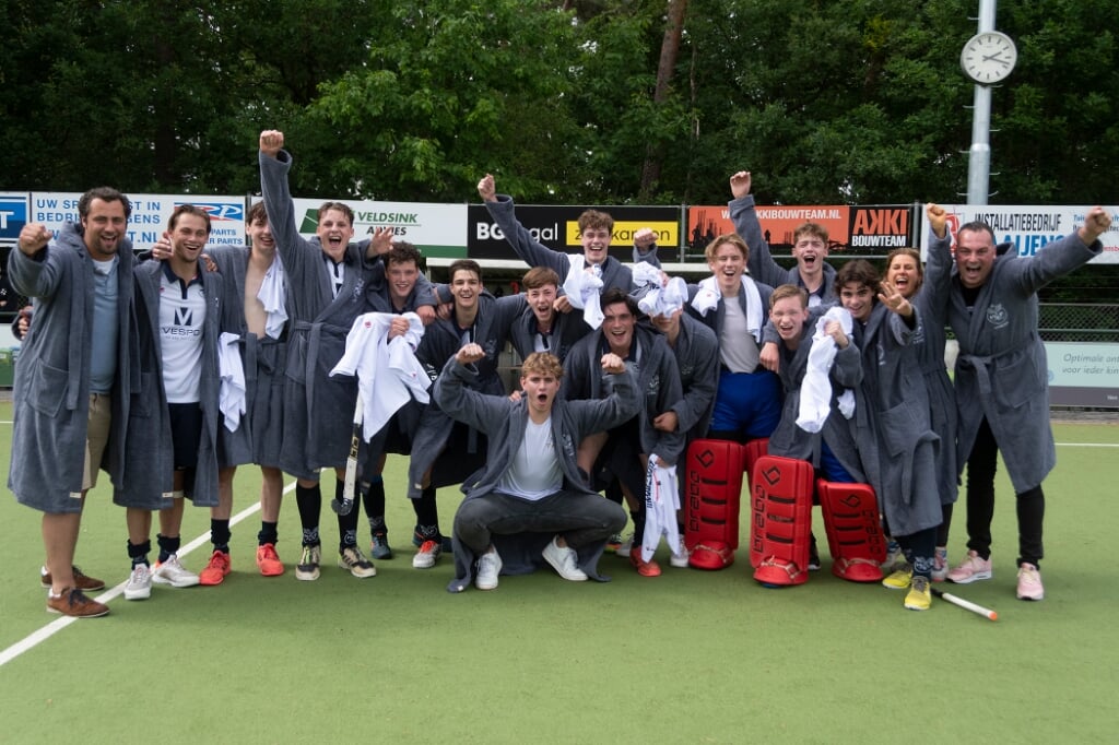 Het A1-team van de Boxtelse hockeyclub MEP vierde zondag uitbundig het kampioenschap in de op een na hoogste afdeling: de Super A-klasse. 