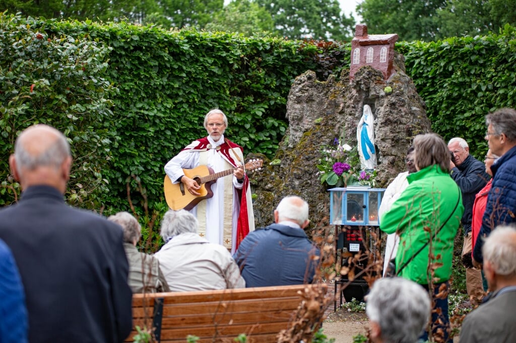 Maandag is het Maria Hemelvaart en is er een eucharistieviering bij de Lourdesgrot in Liempde.