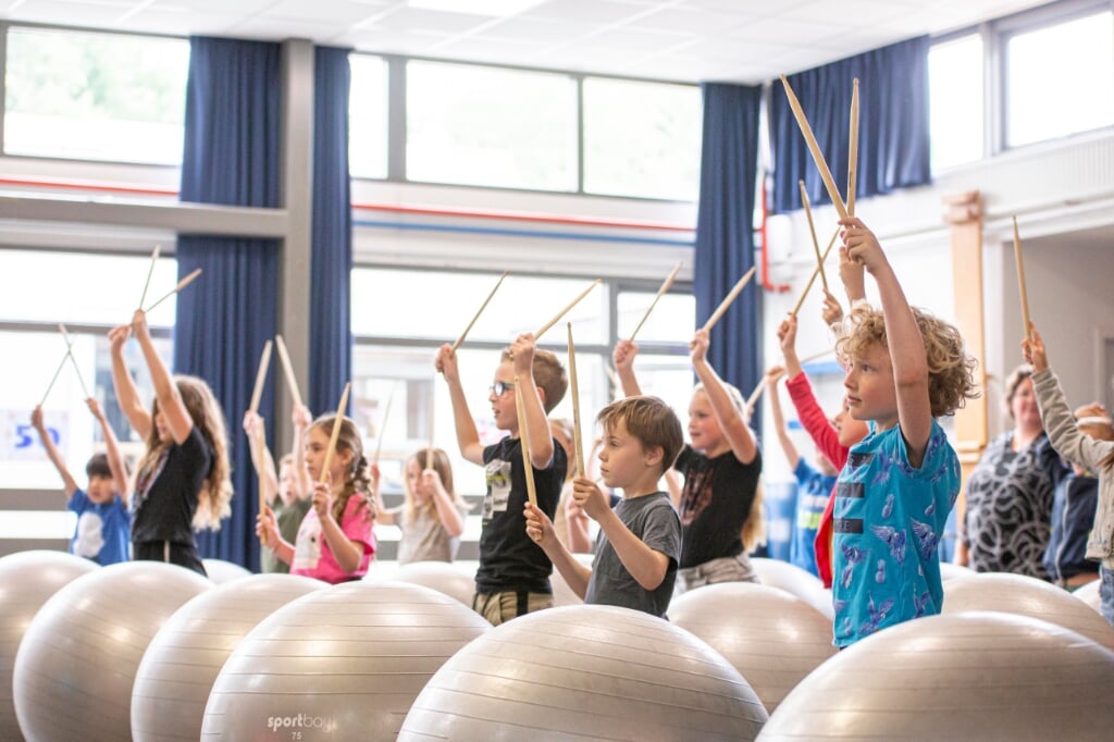 Alle leerlingen van De Hobbendonken deden maandag mee aan muzikale workshops, zoals drummen op fitnessballen. 

