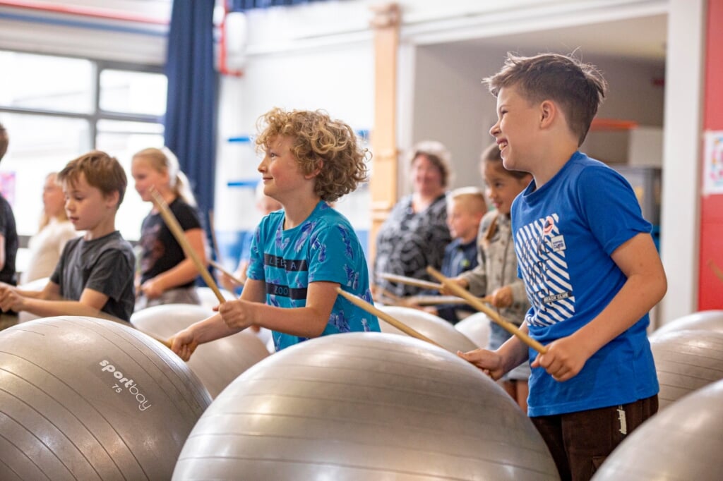 Alle leerlingen van De Hobbendonken deden maandag mee aan muzikale workshops, zoals drummen op fitnessballen.