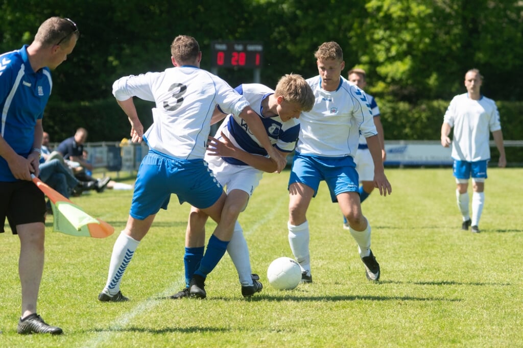 Lars van Wanrooij van Essche Boys wordt hier ingeklemd tussen enkele spelers van tegenstander Teisterbanden. De ploeg verloor in eigen huis met 1-2.