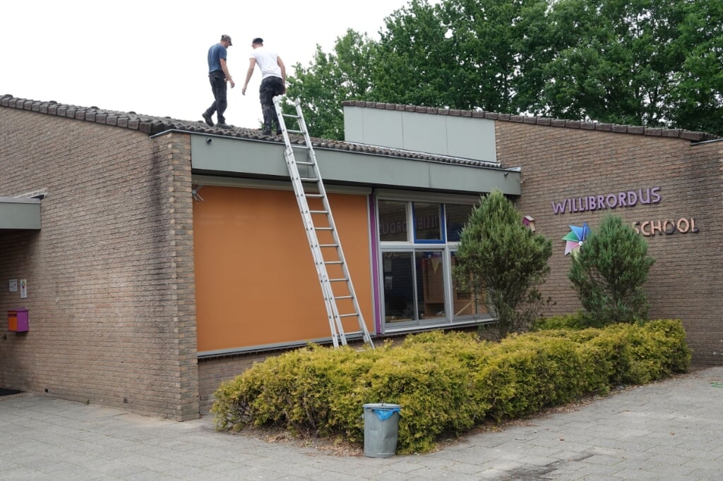 De storm die vorige week donderdag over de regio raasde heeft ook aan het dak van de Willibrordusschool in Esch schade veroorzaakt. 