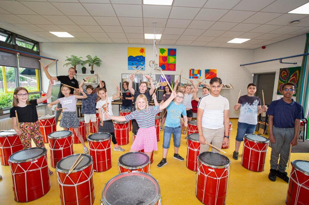 Alle leerlingen van De Hobbendonken deden maandag mee aan muzikale workshops, zoals drummen op fitnessballen. 

