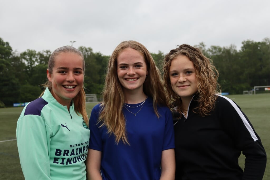 Bente Vermeer (links) speelt volgend seizoen bij de vrouwen van Jong PSV in Eindhoven. Evy van Griensven (midden) en Annabelle Carroll verruilen ODC voor de vrouwenafdeling van KRC Genk in België. 