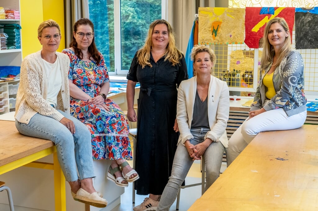 De vijf jubilerende juffen van de Angelaschool. Van links naar rechts Yvonne Dekkers, Corina van Pelt, Mirella van Lier, Neeltje Prinsen en Wendy de Haan. 