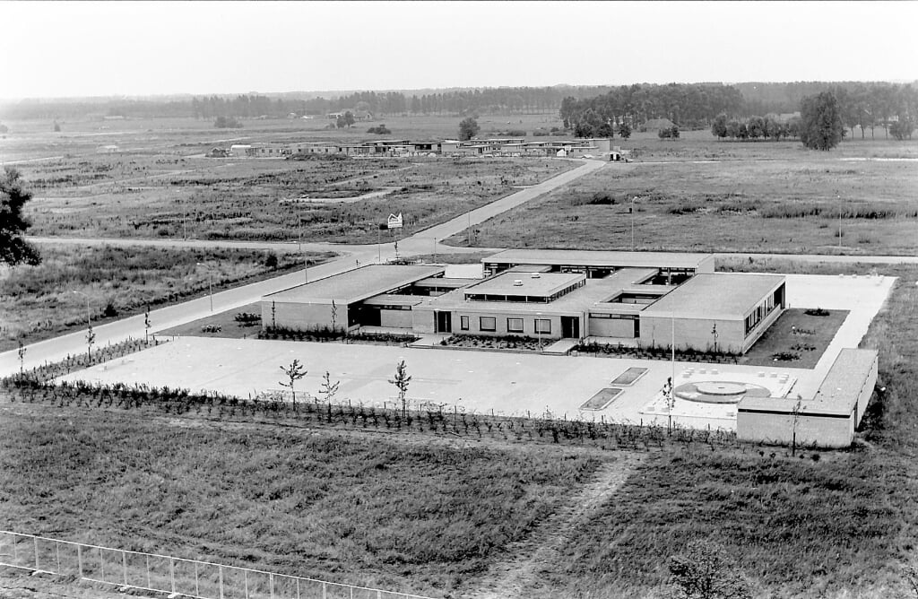 Een historische foto van De Hobbendonken in aanbouw, medio 1971. Goed te zien is dat de wijk Oost rondom de school nog ontwikkeld moet worden. Op de achtergrond wordt gebouwd aan de woningen van Dommeloord.