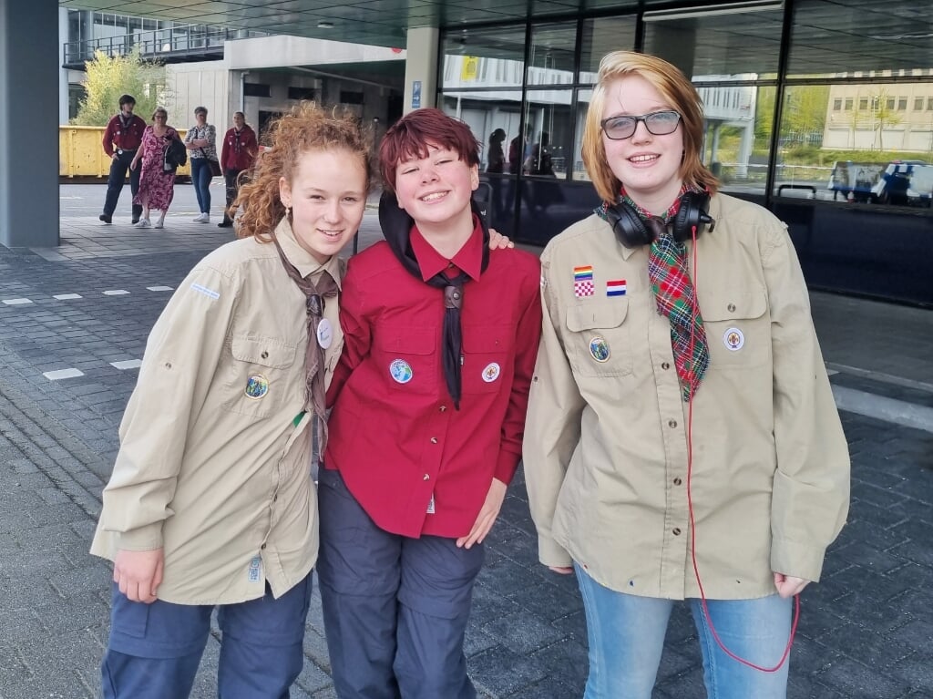 Arwen Hooijmans (midden) was gisteren een van de 88 scouts en zeeverkenners die assisteerde tijdens de Nationale Herdenking op de Dam in Amsterdam. 