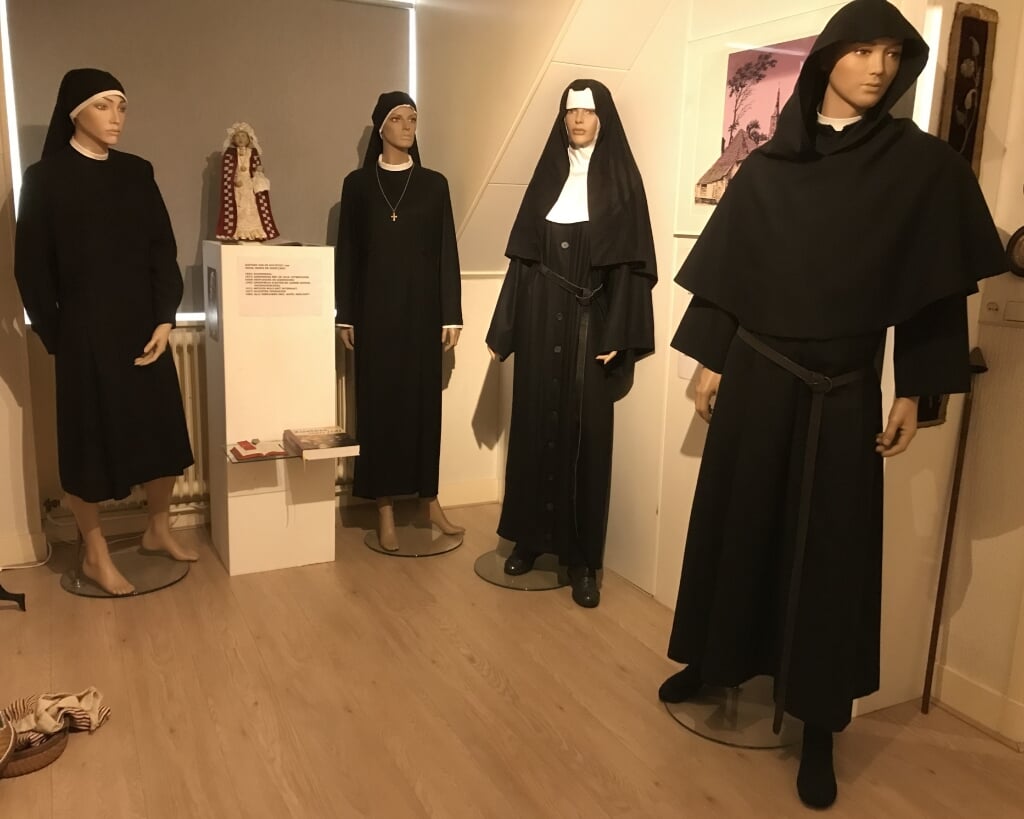 Tentoonstelling van de Sociëteit Jezus, Maria enJozef, oftewel de zusters JMJ die op Duinendaal waren gevestigd. 