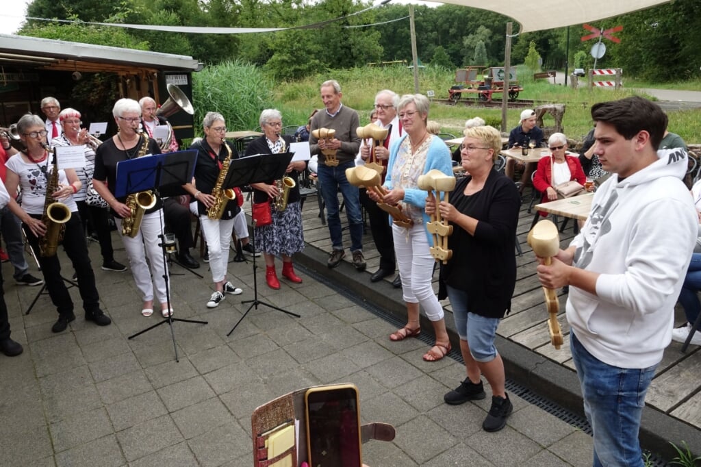 Klompenmakersdorp Liempde deed zijn naam eer aan tijdens het muziekfestijn op Kasteren.