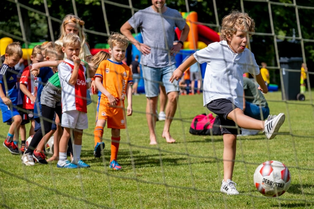 Jeugd kon zich zaterdag uitleven in sportpark Molenwijk tijdens Ducky Day, een dag vol activiteiten opgezet door ODC vernoemd naar de mascotte van de voetbalclub.