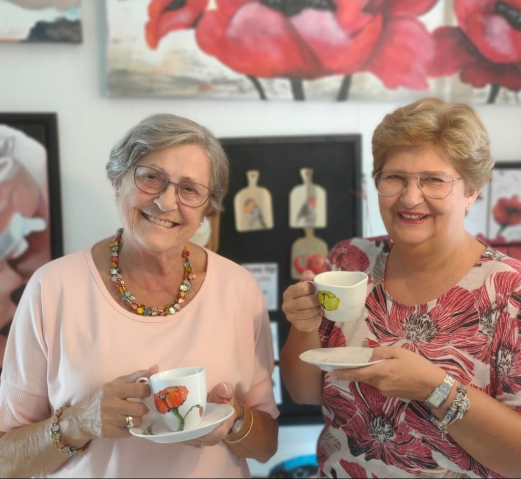 Hanny de Leijer (links) en Jacqueline Thomassen exposeren hun schilderijen in Liduina. De koffiekopjes beschilder Hanny zelf.