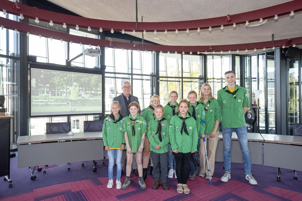 Dwergen van Scouting Boxtel presenteerden maandagmiddag de bevindingen van hun speeltuintest in de raadzaal aan wethouder Fred van Nistelrooij. 