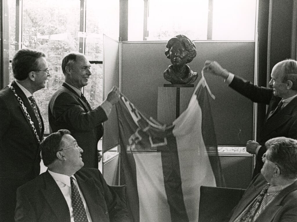 Commissaris van de Koningin Frank Houben (links) en voorzitter Gerard Hexspoor van de Boxtelse werkgevers onthullen een borstbeeld van Beatrix.
