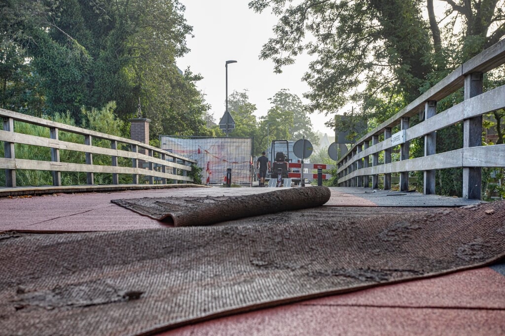 De opvallende rode toplaag van de Raapakkerbrug wordt verwijderd en keert niet terug.