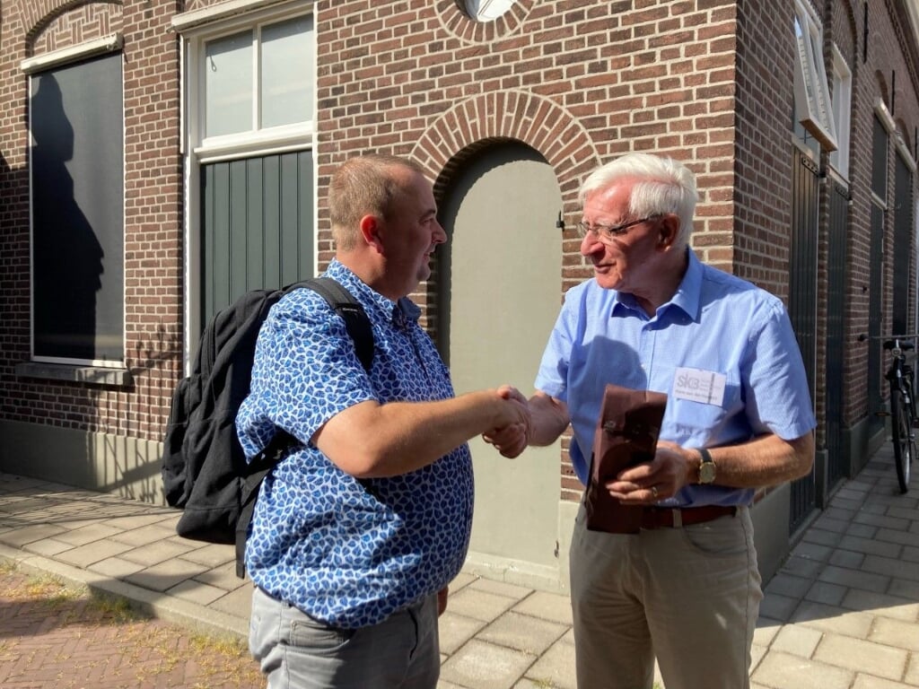 Hans van der Haagen, voorzitter van stichting Kerkconcerten Boxtel, dankt beiaardier Wim Ruitenbeek voor zijn optreden. 