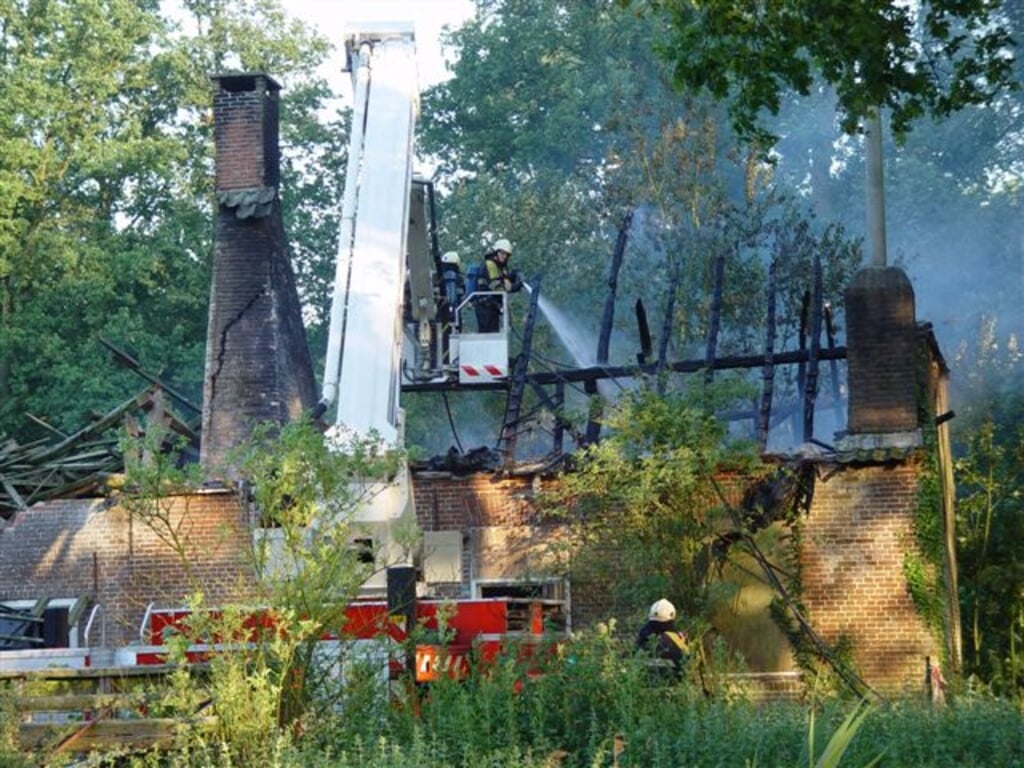 Een verwoestende brand legde hoeve Vinkennest in 2006 in de as. De jaren ervoor was die al in verval geraakt.