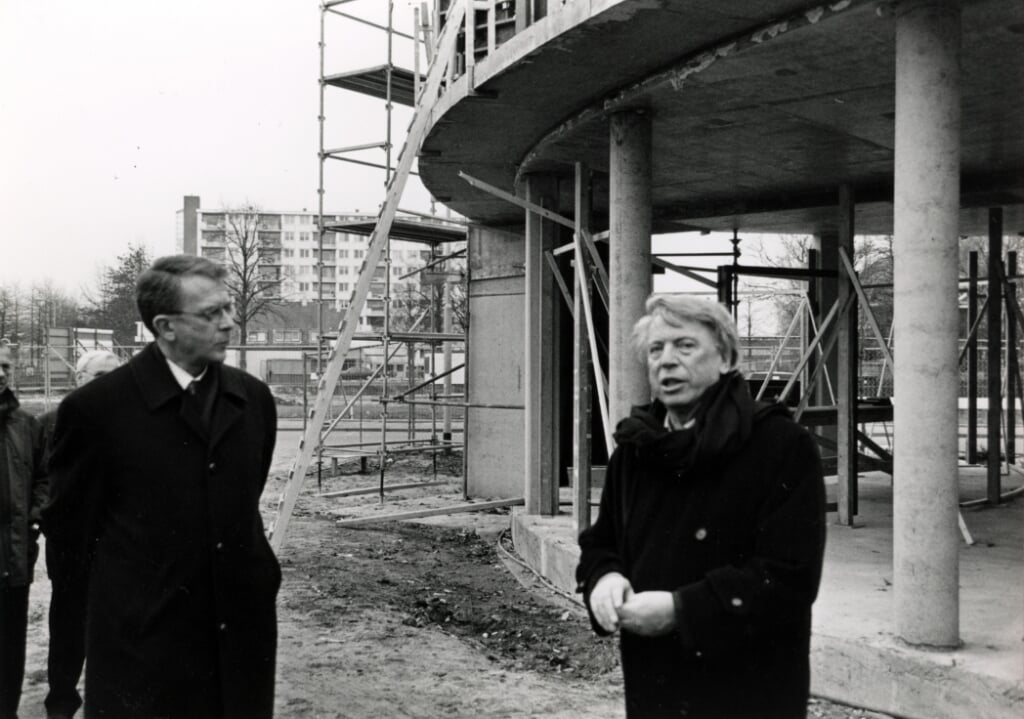 Toenmalig burgemeester Jan van Homelen (links) en architect Cees Dam bekijken in december 1997 de vorderingen van de bouw.