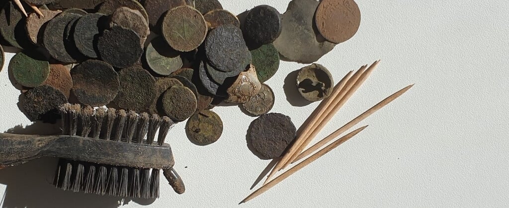 Archeohotspot organiseert een workshop munten reinigen, gegeven door deskundige Hans Peters.