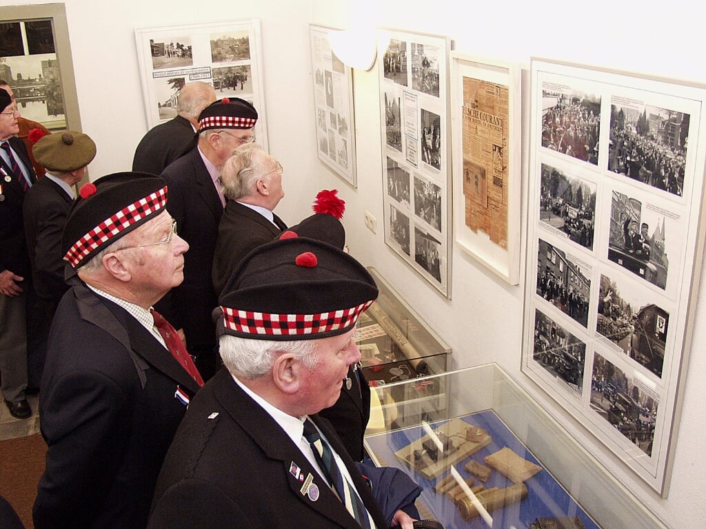 Oud-strijders van de 51e Highland Divsion bekijken in 2004 fotopanelen in historisch museum Piet Dorenbosch. Daar was een expositie ingericht met foto's van hun bezoek aan Boxtel in het kader van herdenking van een halve eeuw bevrijding, tien jaar eerder. 