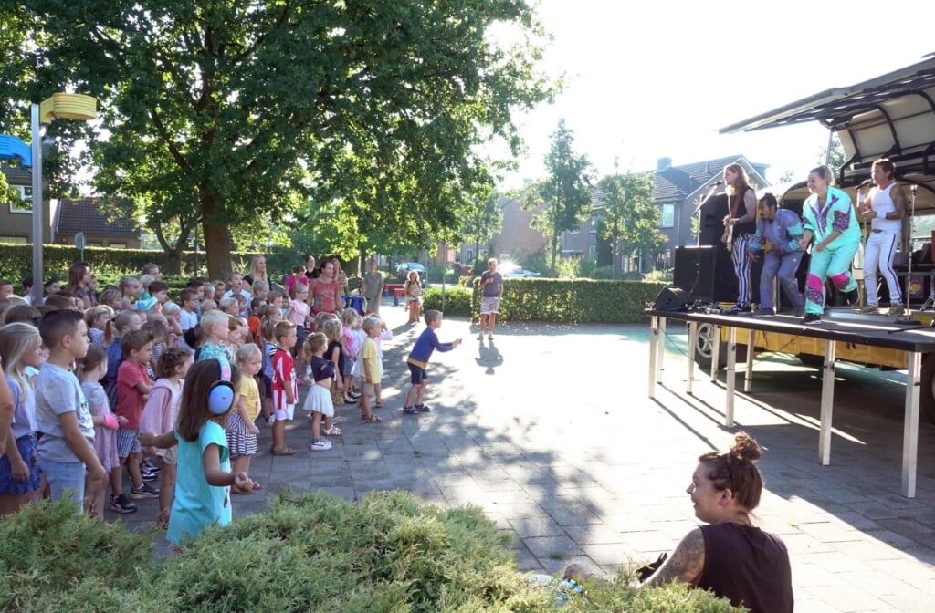 Rockband Hippe Gasten tourt deze en volgende week langs alle dertien scholen in de gemeente Boxtel. Samen met dansers Lotte Timmermans en Ranil van Peperstraten zorgen ze voor een muzikale start van het nieuwe lesjaar.