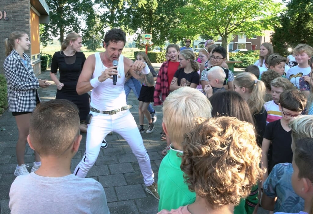 Rockband Hippe Gasten tourt deze en volgende week langs alle dertien scholen in de gemeente Boxtel. Samen met dansers Lotte Timmermans en Ranil van Peperstraten zorgen ze voor een muzikale start van het nieuwe lesjaar.