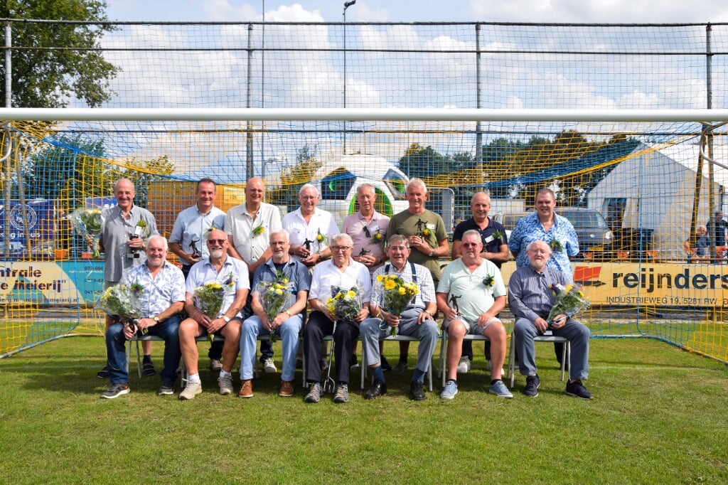 Liefst vijftien medeoprichters werden door de gouden voetbalclub LSV in het zonnetje gezet.