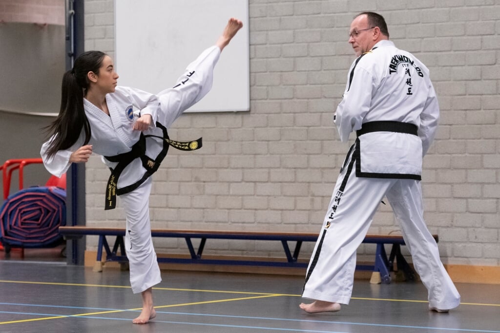 Tilila Mairouche met haar master Ad Dekker. Taekwondoka heeft de Boxtelse enorm geholpen in haar persoonlijke ontwikkeling.