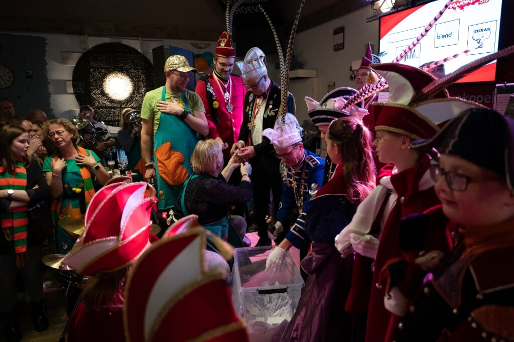 Onder toeziend oog van jeugdprins Ike en jeugdprinses Jadey én van president Frank van Heesch van Stichting Openbaar Carnaval verricht prins Donald VI de trekking van de jubileumloterij die de Knokkers opzetten voor de viering van 55 jaar jeugdcarnaval in Eendengat.