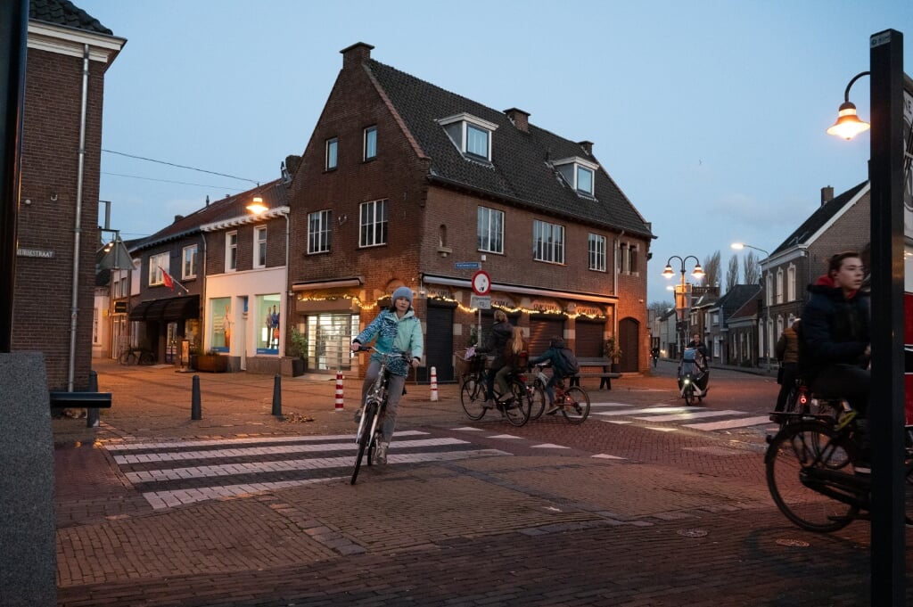 Blik op de Stationsstraat gezien vanaf de kant van de Zwaanse Brug. De gemeente Boxtel houdt alle argumenten voor een herinrichting opnieuw tegen het licht. Dit kan ook leiden tot een nieuwe verkeerssituatie op deze plek.