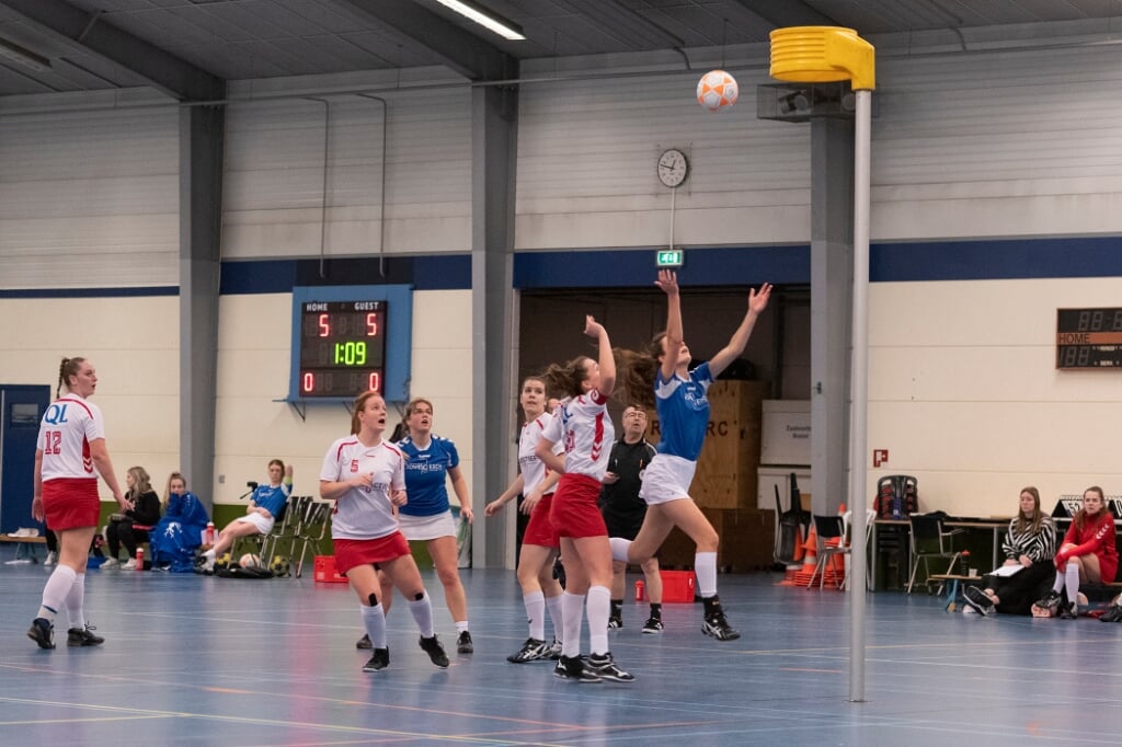 Judith van der Struijk van Tovido zweeft in de lucht, met de armen gespreid. De bal lijkt onderweg naar de korf.