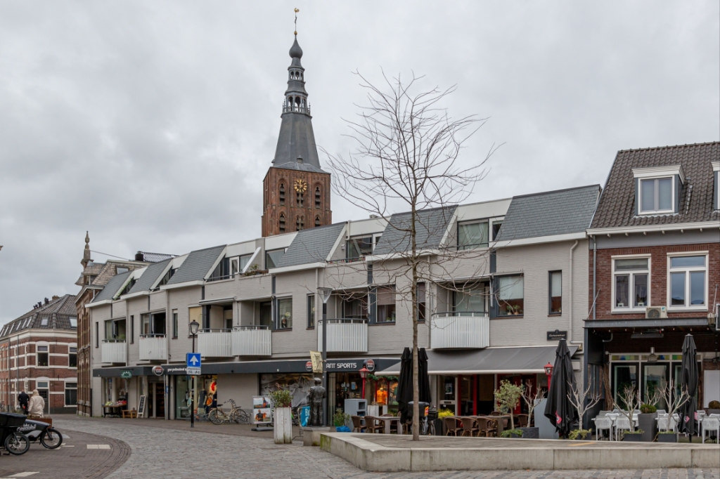 Appartementen en winkels vullen het ‘Gat in de Markt’ sinds 1984 weer op. Het wegdek van de Markt en de Clarissenstraat, als onderdeel van de cultuurhistorische as, is ook vernieuwd.
