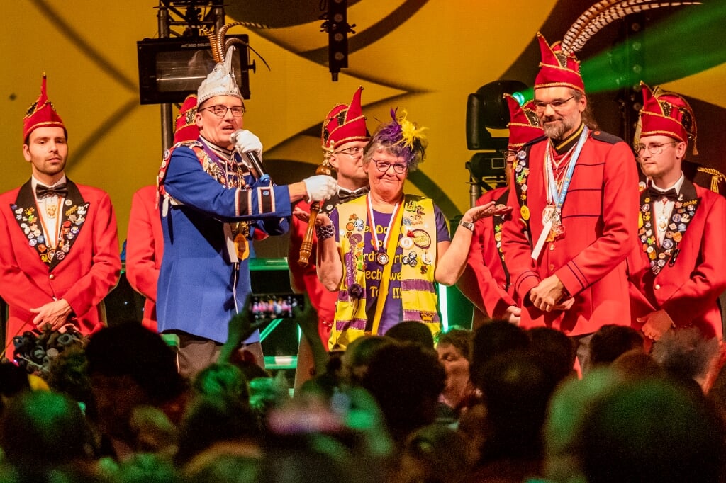 Het Hofpleinfeest in sporthal De Dommel vormt jaarlijks de opmaat richting carnaval in Eendengat.