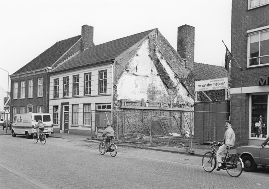 Na jaren leegstand wordt eind 1986 het vervallen pand Rechterstraat 62 gesloopt. Een unieke kapconstructie ten spijt.