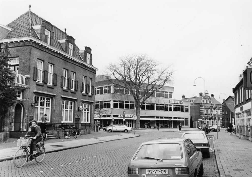 In 1912 werd op een houtwerf van de familie Clercx aan de Stationsstraat een nieuw postkantoor (links) gebouwd. Het markante gebouw deed dienst tot 1989 toen het ten prooi viel aan de slopershamer.