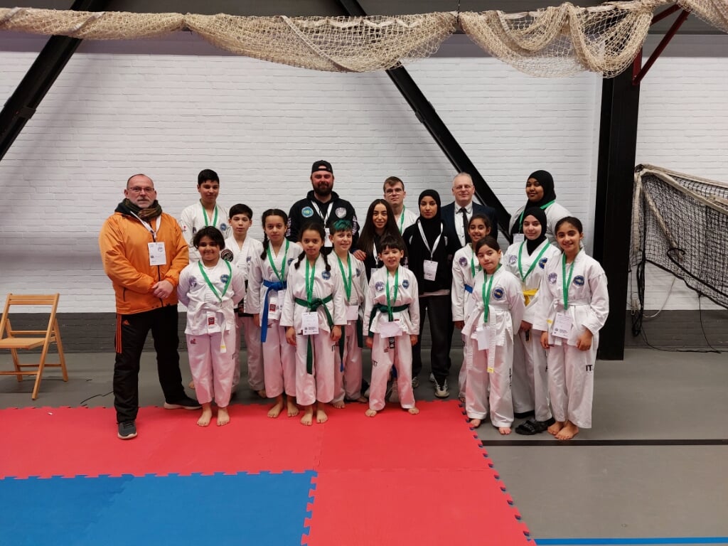 Taekwondoschool Dekker was met veertien leerlingen present in Rotterdam. Die sleepten meerdere medailles in de wacht, in alle kleuren.