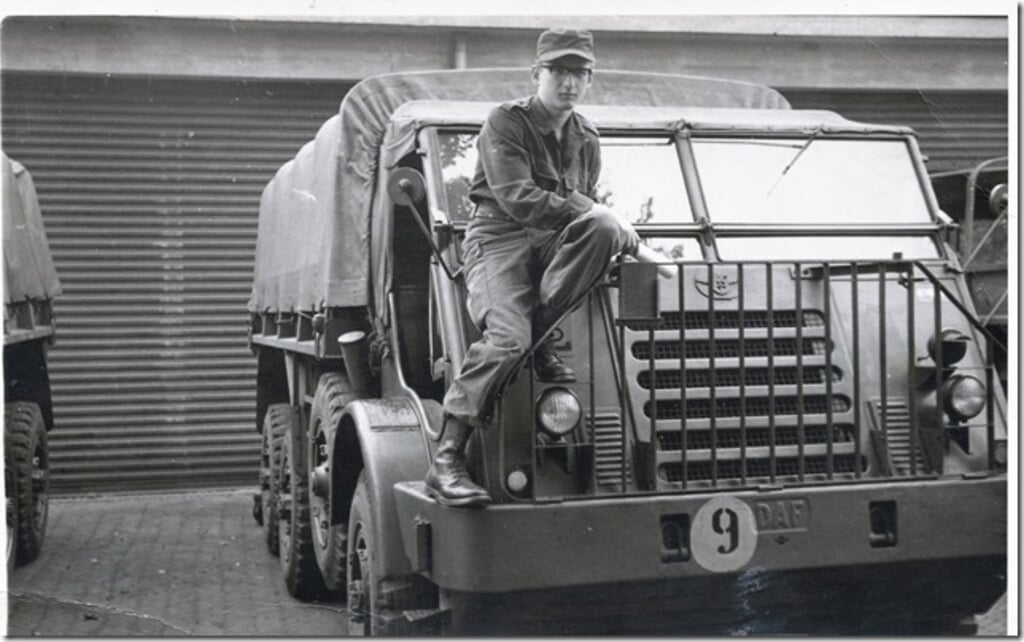 Bert van Houten in de jaren zestig bij zijn 'dikke DAF', die hij bestuurde. Vlak voor zijn uitzending naar Nieuw-Guinea.