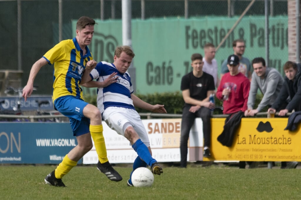 Pim Laansma van Essche Boys probeert een tegenstander van de bal te houden.