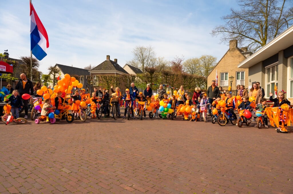 De Essche jeugd was prachtig uitgedost voor de plaatselijke jaarlijkse fietsoptocht: de kinderen pronkten in heel het dorp met hun oranje veren.