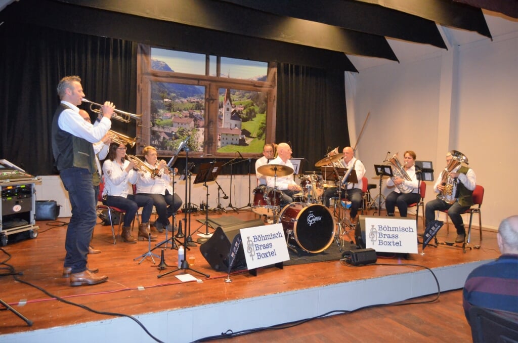 Böhmisch Brass Boxtel debuteerde zaterdag met een eerste optreden in gemeenschapshuis Orion in Lennisheuvel.