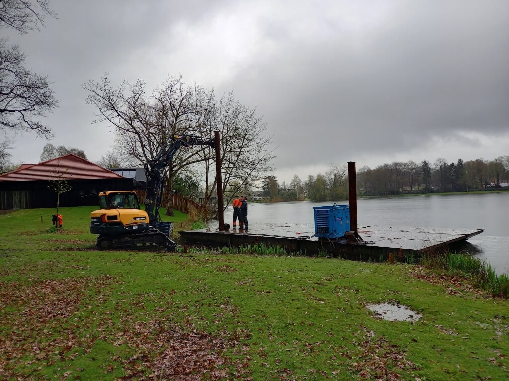 Medewerkers van Van Aalsburg bouwden woensdagochtend een ponton op. Daarmee kunnen ze het water op.