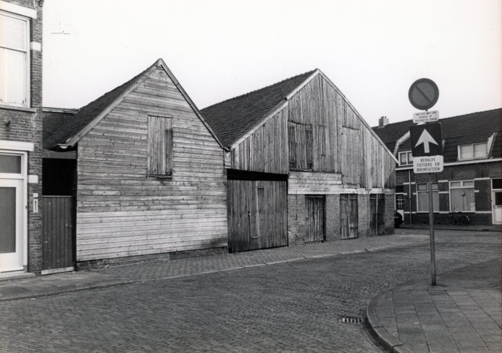 De houten loodsen aan de Julianastraat werden rond 1920 gebouwd als machinaal timmerwerkplaats door de broers Henricus en Willem van de Laar. 